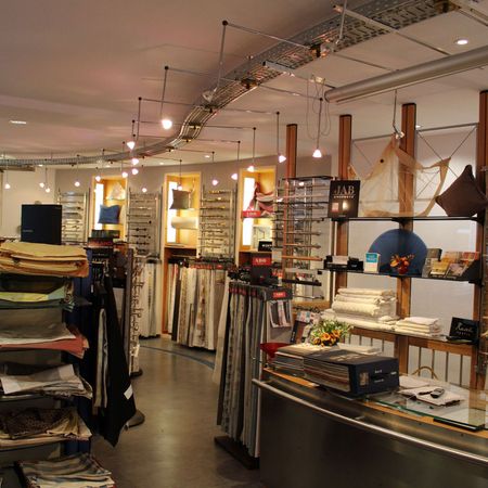 Innenraum mit einer großen Auswahl an Textilien und Wohnaccessoires.